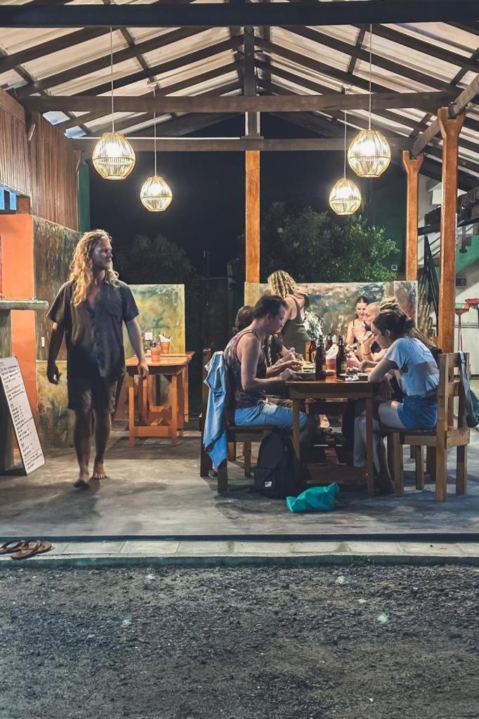 Отель Surf Nest Hiriketiya Диквелла Экстерьер фото